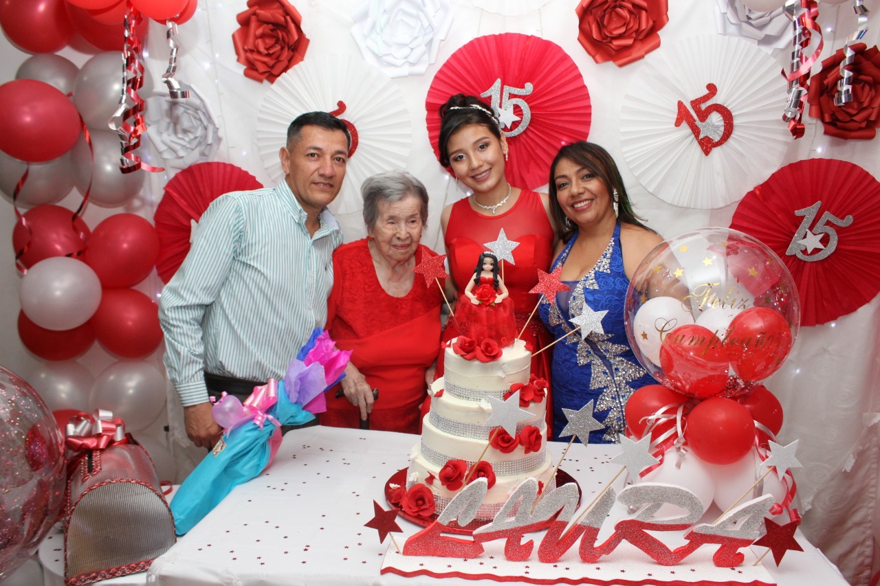 Carlos Rojas, Elvia María Suarez Rojas, la quinceañera Laura Canacue y Gisela Canacue.